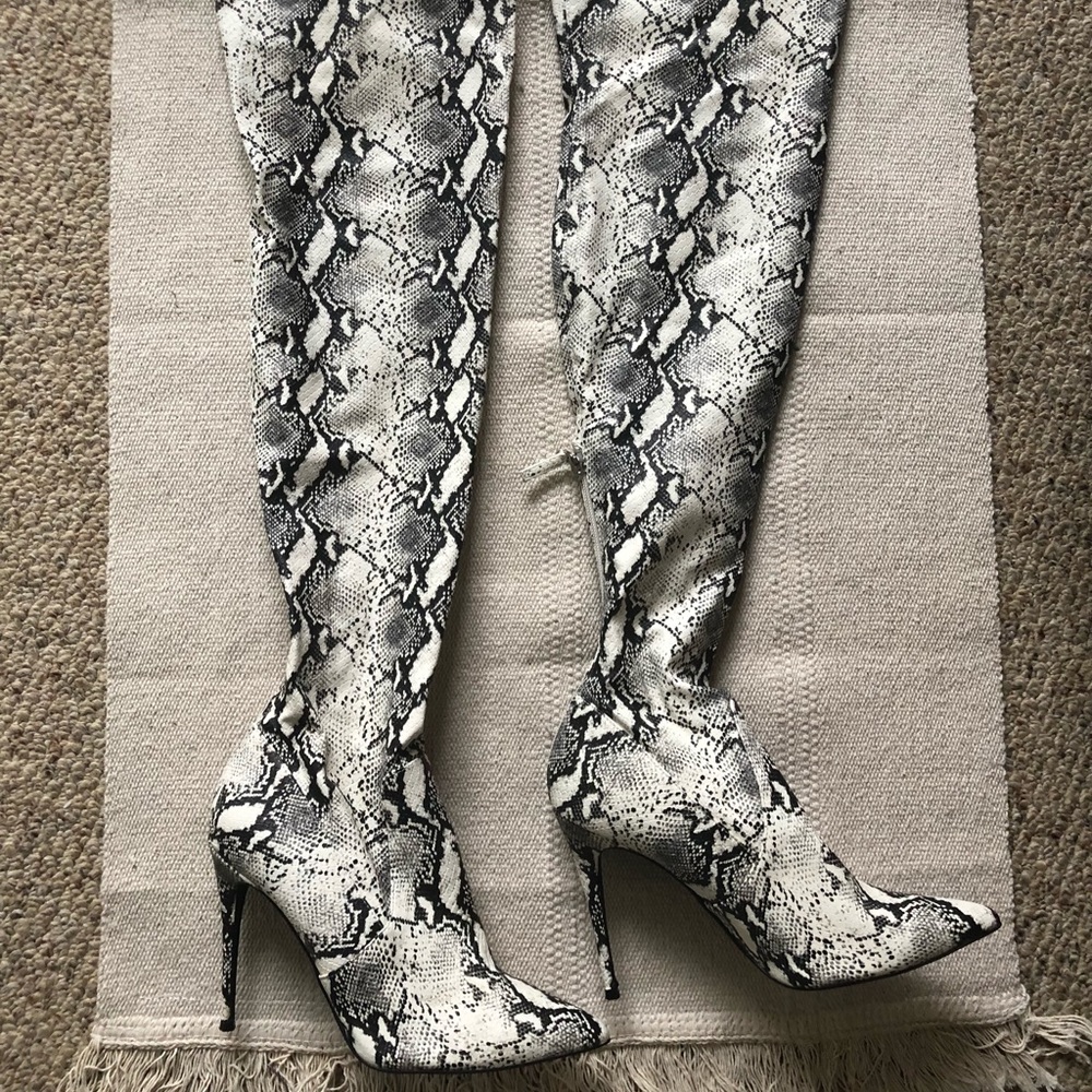 Steve Madden Snakeskin Thigh High Domain Boots Size 9